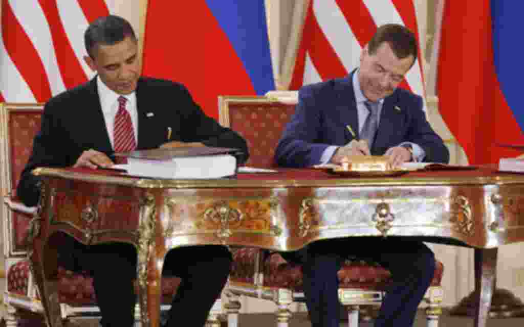 U.S. President Barack Obama (L) and Russian President Dmitry Medvedev sign the new Strategic Arms Reduction Treaty (START II) at Prague Castle in Prague April 8, 2010. REUTERS/Jason Reed (CZECH REPUBLIC - Tags: POLITICS MILITARY IMAGES OF THE DAY)