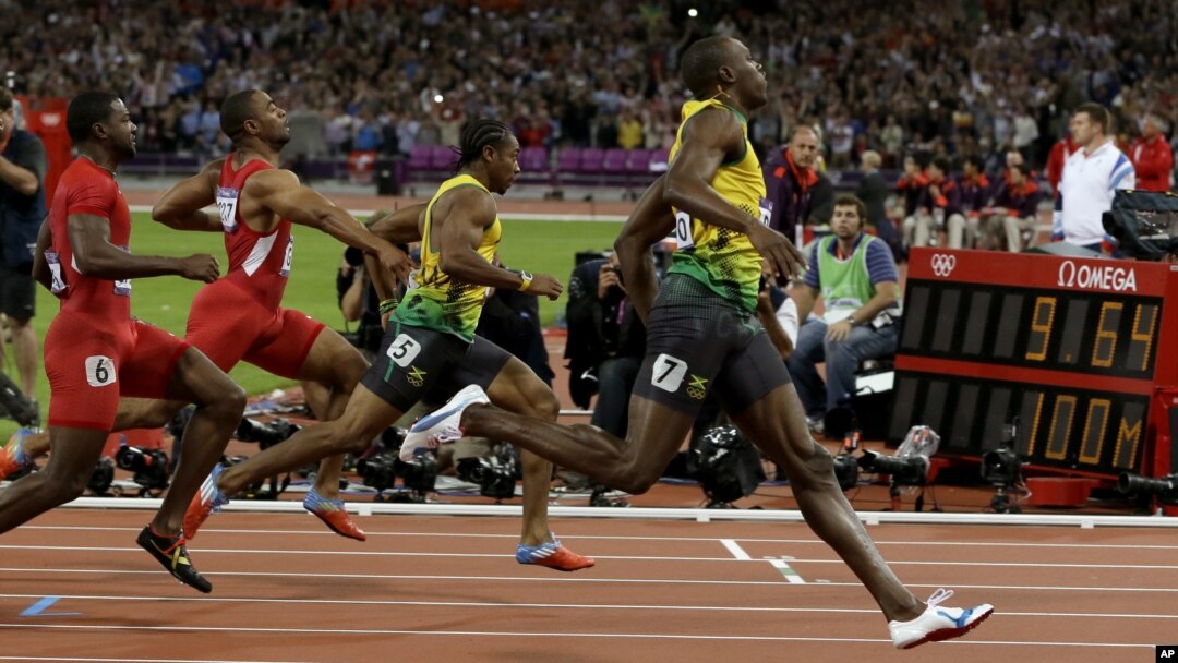 Pelari Jamaika, Usain Bolt (kanan) memenangkan cabang lari 100 meter putra di pertandingan atletik Olimpiade London 2012 (5/8). 