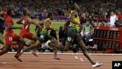 Pelari Jamaika, Usain Bolt (kanan) memenangkan cabang lari 100 meter putra di pertandingan atletik Olimpiade London 2012 (5/8). 