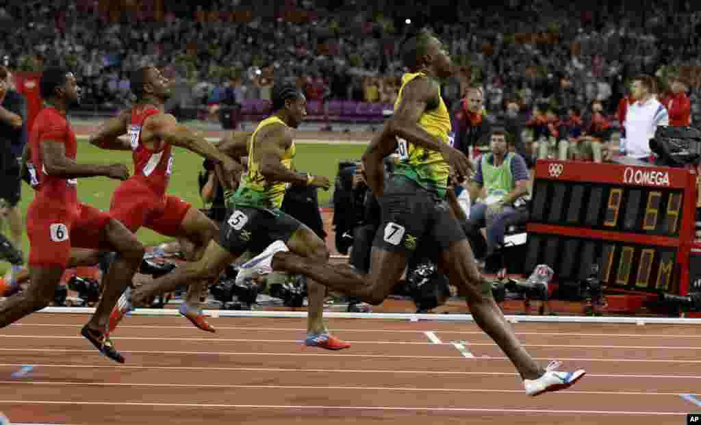 Usain Bolt wa Jamaica, kulia akishinda finali ya mbio za mita 100 na kuweka rikodi mpya ya Olimpiki katika micehzo ya London 2012, Jumapili, Aug. 5, 2012.