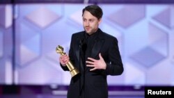 ARCHIVO - Kieran Culkin acepta el premio al Mejor Actor Dramático Masculino por la Serie de Televisión "Succession", en la 81ª edición de los Golden Globe Awards celebrada en el Beverly Hilton Hotel de Beverly Hills, California, el 7 de enero de 2024.