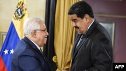 ARCHIVO - El presidente venezolano Nicolás Maduro saluda al dirigente de la Autoridad Nacional Palestina, Mahmoud Abbas, en su visita a Caracas, el 7 de mayo de 2018.