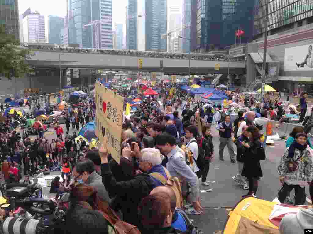 香港警方12月11日全面清场金钟占领区（美国之音海彦拍摄）