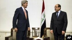 Zhang Xianping menunggang babinya yang bernama &quot;Big Precious&quot; ketika melakukan wawancara dengan media di propinsi Hebei, China, tanggal 2 November 2015. Peternak babi itu memutuskan tetap akan memelihara babi berusia dua tahun tersebut meskipun beratnya telah mencapai 600 kilogram, menurut media lokal.