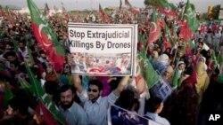 Protesters condemn U.S. drone attacks on al-Qaida and Taliban hideouts in Pakistani tribal areas, Islamabad, Oct 28, 2011.