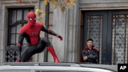 Akte Tim Holland ak Benedict Cumberbatch nan film "Spider-Man: No Way Home" (Sony Pictures via AP)