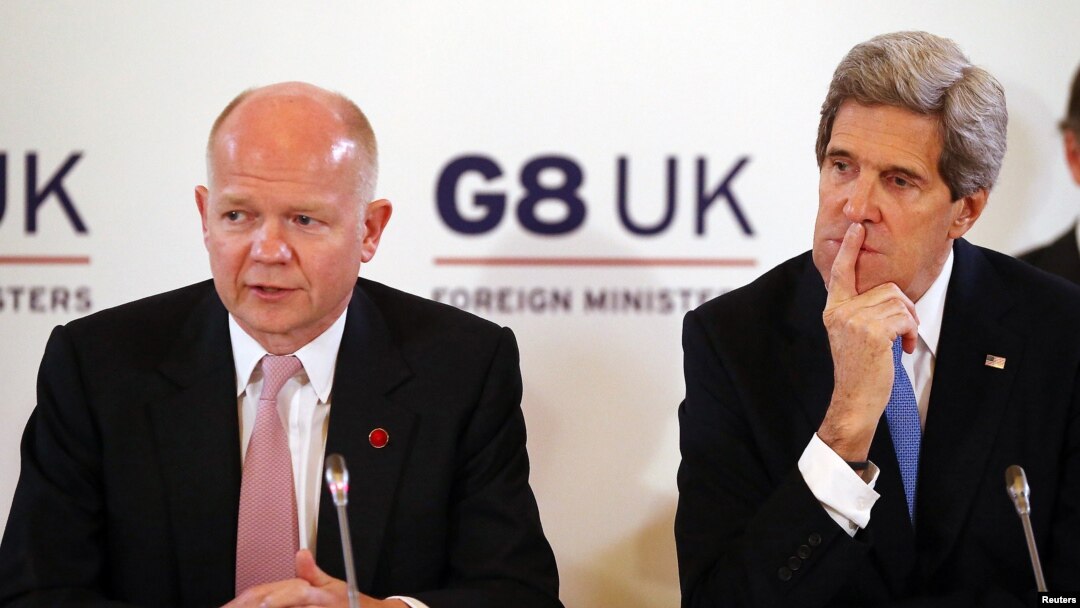 El ministro de Relaciones Exteriores de Gran Bretaña, William Hague (izquierda) y el secretario de Estado, John Kerry, durante una conferencia de prensa del G8 en Londres.