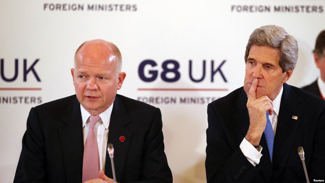 Menlu AS John Kerry (kanan) dan Menlu Inggris William Hague melakukan upaya bersama untuk menghidupkan kembali pembicaraan perdamaian Israel-Palestina (foto: dok). 
