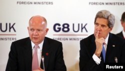 Menlu AS John Kerry (kanan) dan Menlu Inggris William Hague melakukan upaya bersama untuk menghidupkan kembali pembicaraan perdamaian Israel-Palestina (foto: dok). 