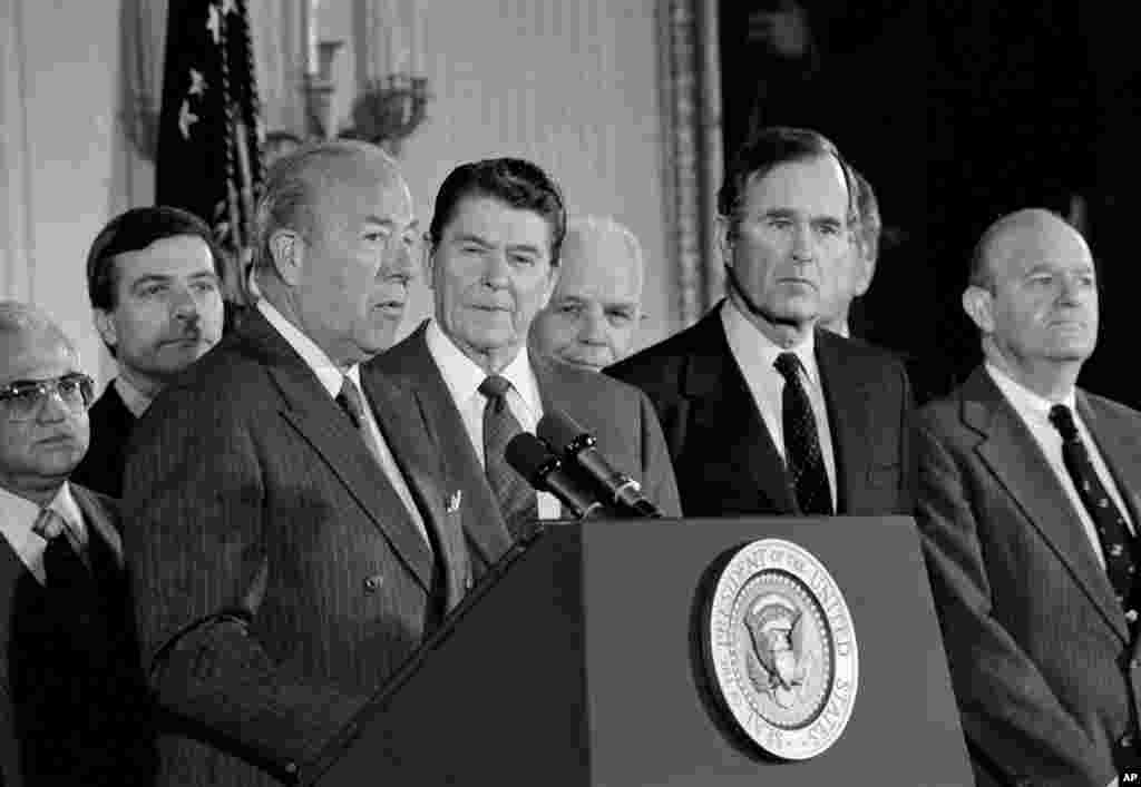 جرج شولتز از سال ۱۹۸۲ تا ۱۹۸۹ وزیر خارجه آمریکا در زمان دولت رونالد ریگان بود. او طولانی‌ترین دوره در مقام وزیر خارجه بعد از جنگ جهانی دوم را داشت. 