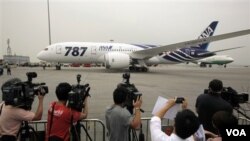 Pesawat Boeing 787 milik Maskapai penerbangan Jepang ANA (All Nippon Airways) mendarat di bandara Internasional Hong Kong dalam penerbangan komersialnya yang pertama (26/10).