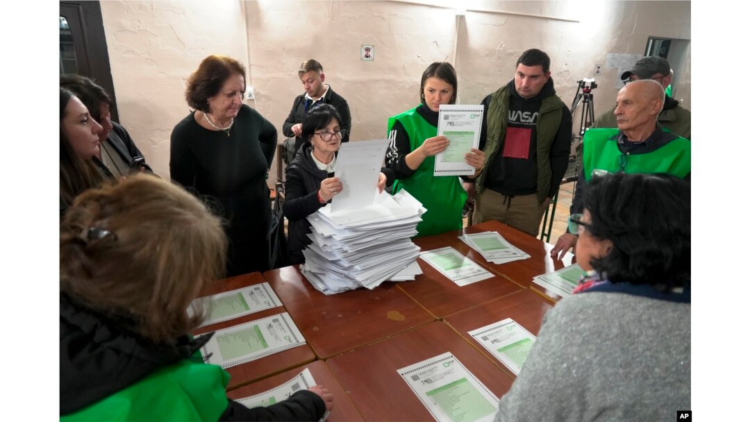 Članovi izborne komisije broje glasačke listiće na biračkom mjestu nakon parlamentarnih izbora u Tbilisiju, Gruzija, 26. oktobra 2024.
