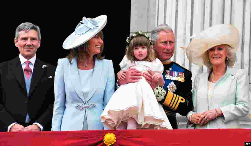 (L-R) Michael and Carole Middleton, the parents of Catherine, Duchess of Cambridge, Britain's Prince Charles, bridesmaid Eliza Lopes and Camilla, Duchess of Cornwall, stand on the balcony of Buckingham Palace in London. (REUTERS/John Stillwell)