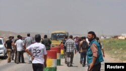 Displaced families from the minority Yazidi religious group, fleeing the violence, are seen on the outskirts of Sinjar, west of Mosul, Iraq, August 5, 2014.