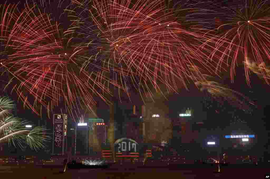 香港施放烟花过新年，烟花在维多利亚港上空绽放（2017年1月1日）