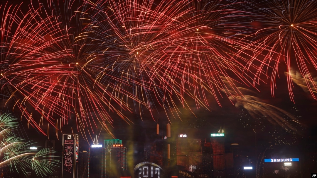 Kembang api meledak di atas Victoria Harbor dalam perayaan Malam Tahun Baru Minggu dini hari (1/1/2017). (foto: AP Photo/Vincent Yu)