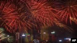 Kembang api meledak di atas Victoria Harbor dalam perayaan Malam Tahun Baru Minggu dini hari (1/1/2017). (foto: AP Photo/Vincent Yu)