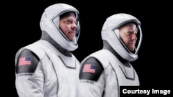 Dua astronaut NASA Doug Hurley dan Robert Behnken bersiap untuk peluncuran menuju stasiun antariksa internasional (ISS) hari Kamis (27/5). 