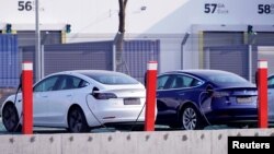 在中国的特斯拉上海厂里生产的特斯拉Model 3型电动汽车。（2019年12月2日）