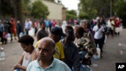 Des habitants du Cap, en Afrique du sud, font la queue pour s’approvisionner en eau, le 2 février 2018.