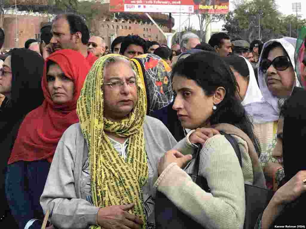 نمازِ جنازہ کے دوران عاصمہ جہانگیر کی ہمشیرہ حنا جیلانی اپنی بہن کو یاد کر کے روتی رہیں۔ &nbsp;