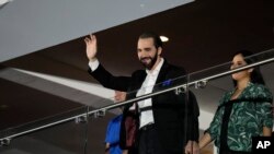 El presidente salvadoreño, Nayib Bukele, saluda durante la ceremonia inaugural de los Juegos Centroamericanos y del Caribe, en San Salvador, El Salvador, el viernes 23 de junio de 2023. 