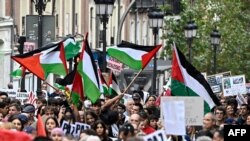 Waandamanaji wakinyanyua bendera za Palestina wakihudhuria mkutano wa hadhara kuwaunga mkono Wapalestina huko Madrid Octoba 15, 2023.