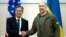 2023년 9월 6일 우크라이나 크이우 총리실에서 앤서니 블링큰 미국 국무장관과 데니스 슈미할 우크라이나 총리가 회담에 앞서 악수를 나누고 있다.