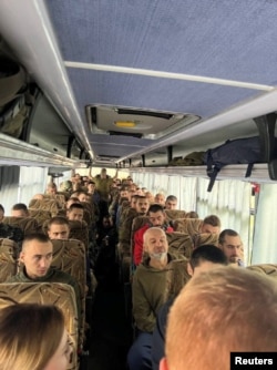 俄乌进行战俘交换时俄罗斯战俘在乌克兰切尔尼戈夫地区乘坐大巴车。（2022年9月22日）