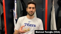 NBA'de Philadelphia 76'ers forması giyen milli basketbolcu Furkan Korkmaz, Washington Wizards’la oynadıkları maça yanında baklava getirdi