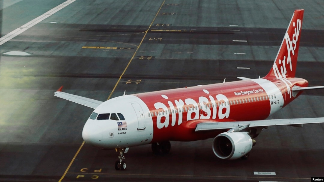 Pesawat AirAsia di lapangan terbang bandara udara Kuala Lumpur.