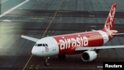 Pesawat AirAsia di lapangan terbang bandara udara Kuala Lumpur.