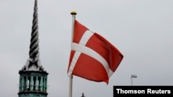 덴마크 코펜하겐에 걸려있는 덴마크 국기.