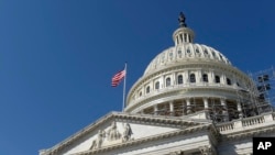 Američka zastava vijori se na zgradi Kongresa u Vašingtonu (Foto: AP)