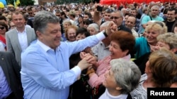 Ukrainian presidential candidate Petro Poroshenko meets with supporters in Uman, Cherkasy region, May 20, 2014. 