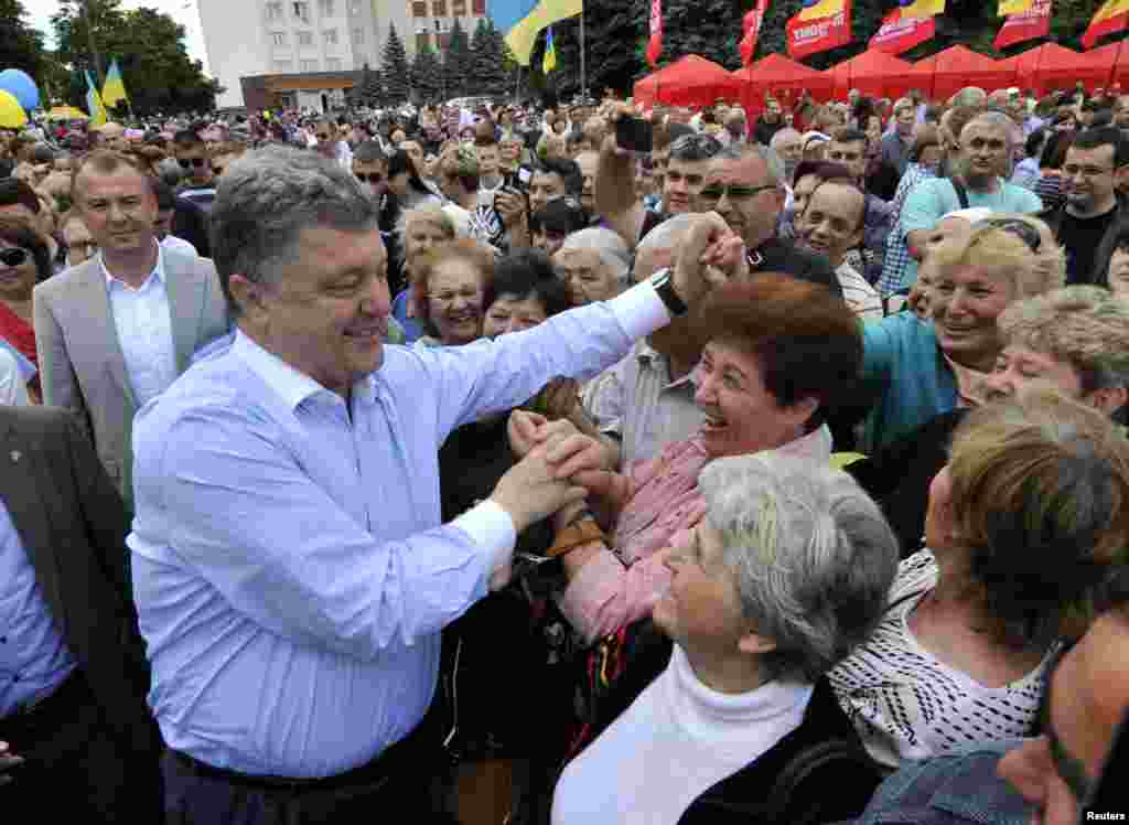 Ukrainian confectionary tycoon, politician and presidential candidate Petro Poroshenko meets with supporters,&nbsp;Cherkasy region, in central Ukraine, May 20, 2014.