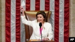 Lidè Chanm dè Reprezantan an, Nancy Pelosi, prezide yon vòt sou pwojè-lwa sou pwogram sosyal ak anviwonman Prezidan Biden nan, jedi 19 novanm 2021.