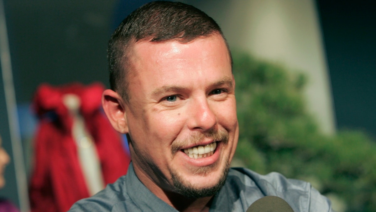 Designer Alexander McQueen found dead - Los Angeles Times