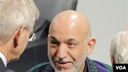 Presiden Afghanistan Hamid Karzai berbicara dengan para delegasi pada konferensi keamanan di Munich, Jerman, Minggu (6/2).