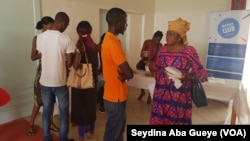Parents et jeunes échangent sur les thématiques liées à la sexualité, à Dakar, Sénégal, 15 septembre 2018. (VOA/Seydina Aba Gueye)