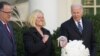 Momento en que el presidente de Estados Unidos, Joe Biden, perdona al pavo nacional de Acción de Gracias, mantequilla de maní.