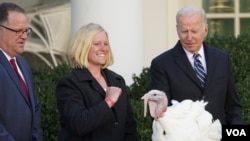 Momento en que el presidente de Estados Unidos, Joe Biden, perdona al pavo nacional de Acción de Gracias, mantequilla de maní.