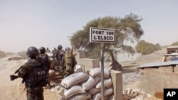 Soldats camerounais engagés dans la lutte contre Boko Haram, poste de surveillance,le pont Elbeid, qui sépare le nord du Cameroun de l'Etat nigérian de Borno près du village de Fotokol au Cameroun, le 25 février 2015.(AP Photo/Edwin Kindzeka Moki, File