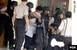 Proses penangkapan tersangka pengeboman, Januari 2010. Pemberantasan terorisme termasuk agenda yang akan dibicarakan antara Robert Gates dan Purnomo Yusgiantoro.