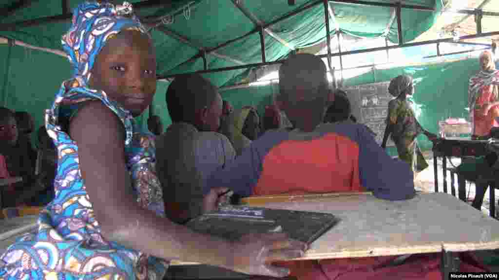 A schoolgirl in Bosso, in the Diffa region of Niger, April 19, 2017. (Photo. Nicolas Pinault / VOA) U