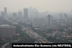 Kabut asap menyelimuti ibu kota Jakarta, 29 Juli 2019. (Foto: Antara/Indrianto Eko Suwarso via REUTERS)