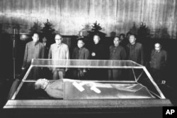 1977年9月10日，（站立者前排左起）华国锋、叶剑英、邓小平、李先念、汪东兴瞻仰毛泽东遗体。戴晴是中共元老叶剑英的养女。毛泽东终身执政，掌权到死。