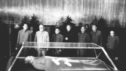 1977年9月10日，（站立者前排左起）华国锋、叶剑英、邓小平、李先念、汪东兴瞻仰毛泽东遗体
