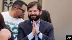 ARCHIVO - El presidente de Chile, Gabriel Boric, participa en una entrega de viviendas sociales en la comunidad Colina, en las afueras de Santiago, Chile, el 28 de noviembre de 2024.