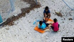 Anak-anak bermain di pusat tahanan yang dikelola Australia di pulau Nauru (foto: Amnesty International/Reuters).